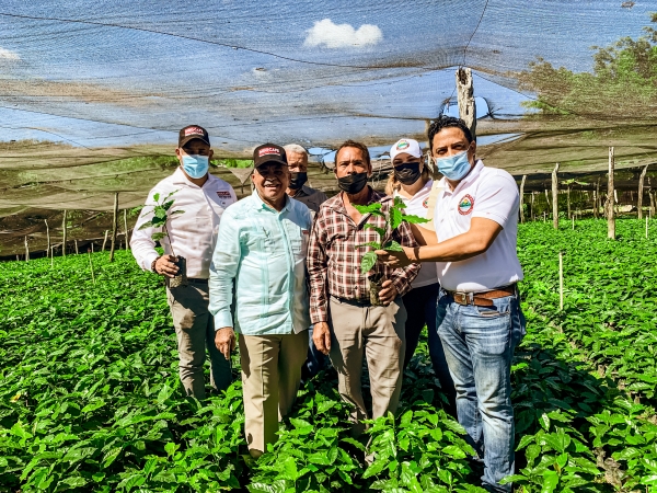 Director INDOCAFE entrega 50 mil plantas de café a productores de Jarabacoa