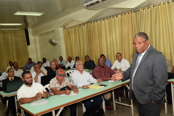 El Director Ejecutivo del Instituto Dominicano del Café (INDOCAFE), participó en el primer encuentro con todos los directores regionales, los encargados de las oficinas cafetaleras de todas las regiones del país