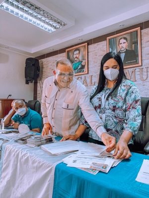 INDOCAFE y SENASA inician entrega de carnets de seguro medico a caficultores