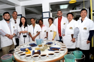 Visita empresarios Chinos al laboratorio Ra&uacute;l H. Melo del Indocaf&eacute;