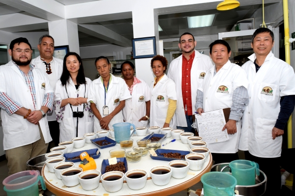 Visita empresarios Chinos al laboratorio Raúl H. Melo del Indocafé
