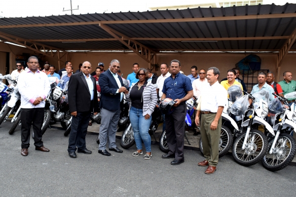 Director INDOCAFE entrega camioneta y  motocicletas a técnicos