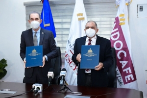 Instituto Dominicano del Caf&eacute; y MESCYT suscriben convenio para dotar de becas a caficultores e hijos