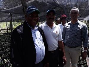 Productores de caf&eacute; de la cooperativa san Rafael de la comunidad de Peralta reciben con alegr&iacute;a al Director Ejecutivo del Instituto Dominicano del Caf&eacute; (Indocafe)