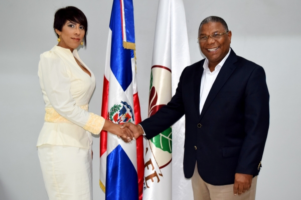 El Director Ejecutivo de Instituto Dominicano del Café INDOCAFE, ingeniero Marino Suárez Jorán, recibe la visita de cortesía de la vice ministra de Energía y Minas Susana Gautreau de Wint