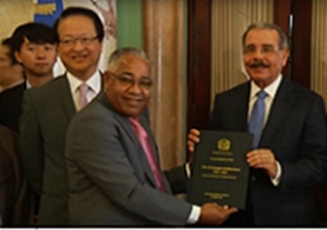 Director entrega plan estrat&eacute;gico al Presidente Danilo Medina